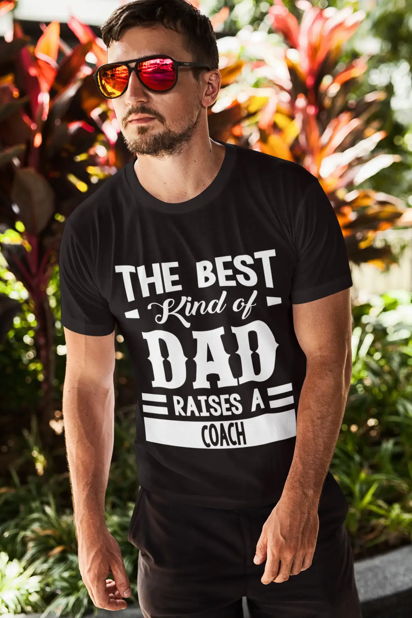 ULTRABASIC Herren-Grafik-T-Shirt „Dad Raises a Coach“.