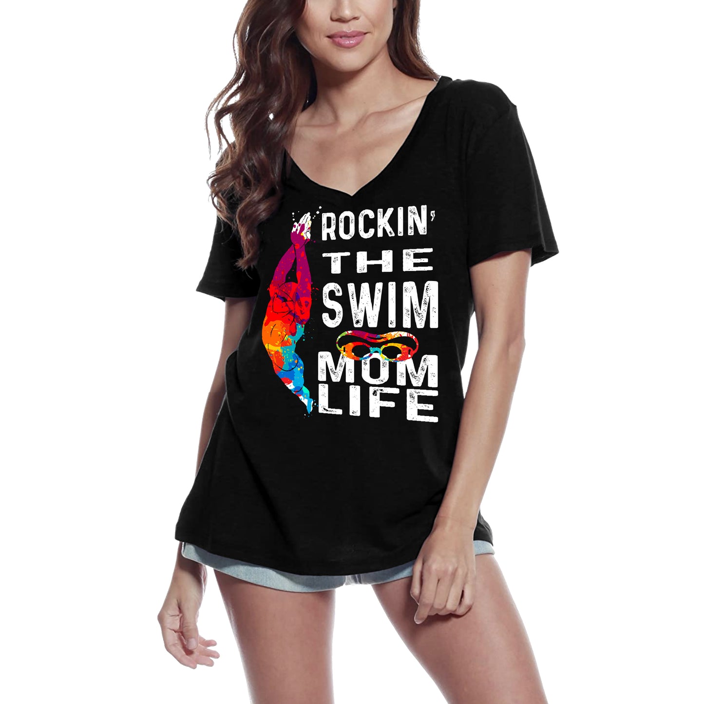 ULTRABASIC Damen-T-Shirt mit V-Ausschnitt Rockin The Swim Mom Life – Lustiges Mama-Zitat