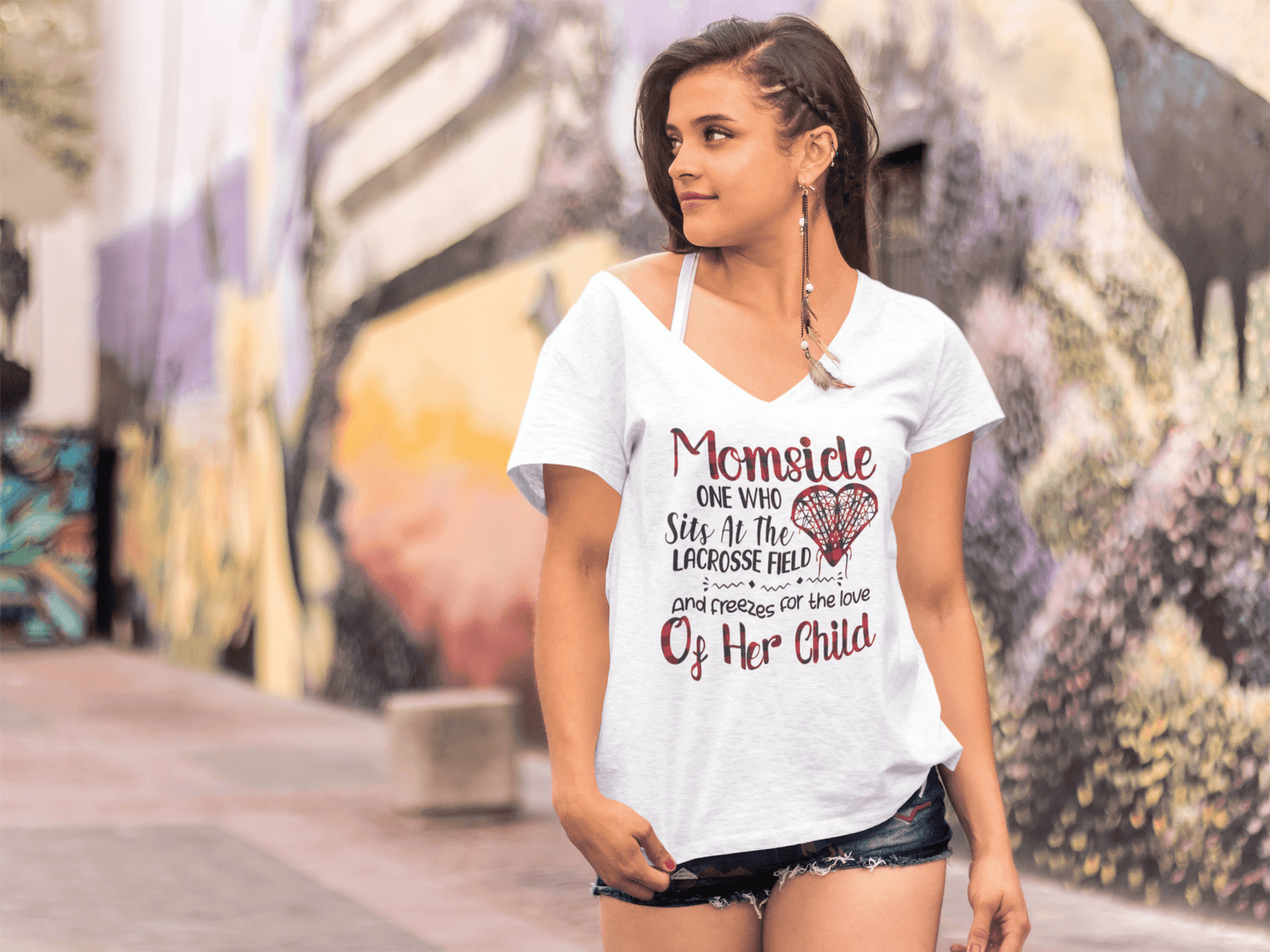 T-shirt ULTRABASIC pour femmes Momsicle est assise sur un terrain de crosse et se fige pour l'amour de ses enfants